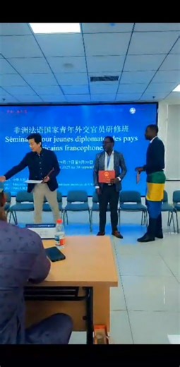 Il nous faut juste un assainissement de nos relations, dans notre entourage. Trop de personnes vous tirent vers le bas. On finit par douter de nous même, hors nous sommes des étoiles. NUMBER ONE IN THE GAME. Je vous l'avais dit ici, l'objectif c'est de mettre l'Afrique en Vert Jaune et Bleu. Le philanthrope xenophile, c'est la marque des génies. ASSISTE À MA VICTORY 😎😎 | Lionnel Rollins Mba-meye