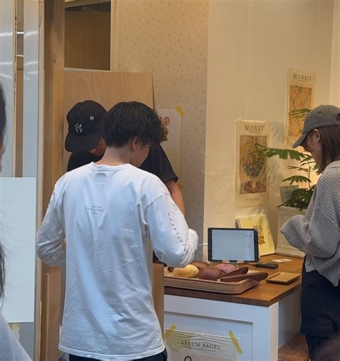 SYU on Instagram: "seesoo inc 創業9ヶ月目！！ 4店舗目の韓国ベーカリー @areum.bagel オープンしました！ 前職での韓国ブランドの仕事で、頻繁に韓国出張に行ってたんですが、その時食べた韓国ベーグルにすごく感動して、これは絶対日本で広めたいって思いました🇰🇷 "韓国風"ベーグルじゃなく、本物の韓国ベーグルをちゃんと持ち込みたいと思って、 @hanurlee_home さんには内装/デザイン/ 限定メニュー諸々のプロデュース(内装もdiyで夜通し作ってくれました😭) そして ソウルにある @bakery_ten さんに本場のレシピ/製造ノウハウを監修して頂き しっかりと時間をかけ、妥協せず、全て最高の仕上がりになったと思います。 1店舗目を渋谷や原宿にしても良かったんですが、敢えて 地域密着型のローカルな阿佐ヶ谷を選びました この場所で成功したら、割とどこでも再現性ありそうです 今回も立ち上げは安定の安部。 安部がいたら何店舗でも出せるね 生地から作って、毎朝7時から全て焼き上げてます。 ベーグル好き