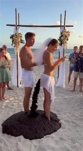 Bride's dress failed from the back and the whole wedding went into panic mode 👰💍#microdrama #weddingtok #chaos #caughtoncamera #viral?videotiktok😇😇