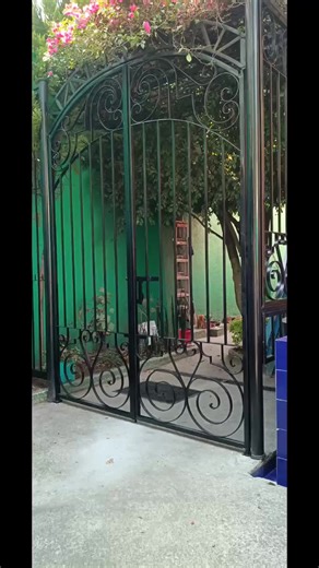 Puertas modernas con diseño cuadrado y figuras