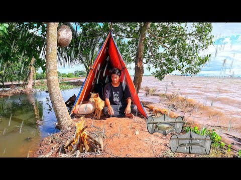 Camping in floodwaters | Set up camp by the river, make a fire to keep warm, catch fish and cook