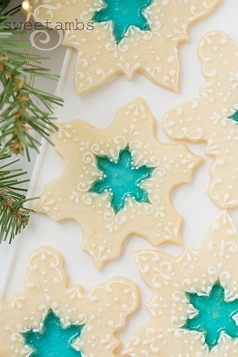 These beautiful stained glass cookies are so easy to make. I baked these with crushed hard candy (Jolly Ranchers). See the supply list and instructions below! ⬇️ ⭐Chilled sheet of cookie dough* ⭐Hard candy such as Jolly Ranchers ⭐Snowflake cookie cutters (find them here: https://globalbelly.com/collections/sweetambs?pf_t_product_type=Cookie Cutters) ⭐Mini snowflake cookie cutter (I’ve had my mini snowflake cutter for years and I don’t remember where it came from. The set from R&M in my Amazon St