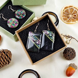 Hello, guys! 🌹We will show you how to use clay to make some beautiful earrings. These earrings are super fun and easy to make. 🎊In this video, we will take you step by step from brushing the chameleon mica powder to using UV resin to coat the surface. Hope you enjoy this video. 😉 https://amzn.to/3xgj8Qq | Let's Resin