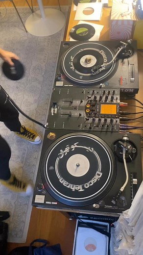 No Escapin’ This! #beatnuts #djpump #noescapinthis #alittlefugueforyouandme #enochlightandthelightbrigade #partybreak #dilladrums #wednesdaypracticesession #stickydojahontheonesandtwos #djmix #pioneerdj #pioneerdjm909 #allvinyl #all45s | DJ Stickydojah