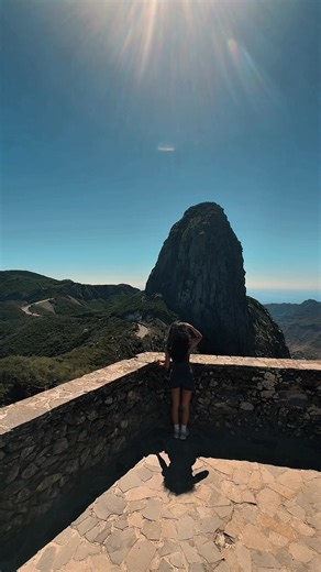 ✨ Majestuoso y lleno de historia, el Roque Agando es uno de los símbolos naturales más imponentes de La Gomera. 🌋✨ A solo unos kilómetros de Hotel Jardín Tecina, te invita a descubrir la esencia volcánica y cultural de la isla. 🌴 👉 ¿Ya lo has visto en persona? #JardinTecina #LaGomera #Naturaleza #RoqueAgando #Roques - ✨ Majestic and full of history, the Roque Agando rock is one of the most imposing natural symbols of La Gomera. 🌋✨ Just a few kilometres from Hotel Jardín Tecina, it invites yo