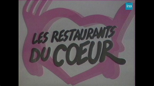 Coluche fondait les Restos du cœur il y a 40 ans. Mais quel était l'envers du décor lors de la première édition ? Devant les problèmes d'organisation des étudiants d'une école de commerce prennent les choses en main : standard téléphonique, décentralisation, contacts des mairies et des professionnels... Exemple dans la commune de Courcouronnes en banlieue parisienne ⬇️ | INA