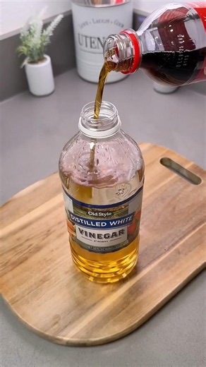 I mixed Coca-Cola with vinegar and the result left me speechless 🧼 #cleaninghacks #diy