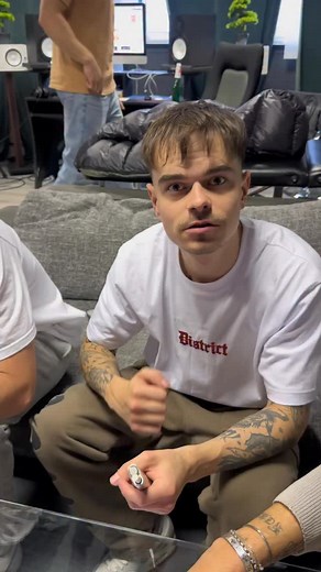 Šmolki má predstavu o zápase teda jasnú 😄. Ako to dopadne sa dozvieme už 13/12/2025 na Fight Night Challenge 10. 💥 Utekaj si kúpiť svoj lístok a nezmeškaj náš galavečer, ktorý ti ponúkne poriadne nabitú kartu! | Fight Night Challenge