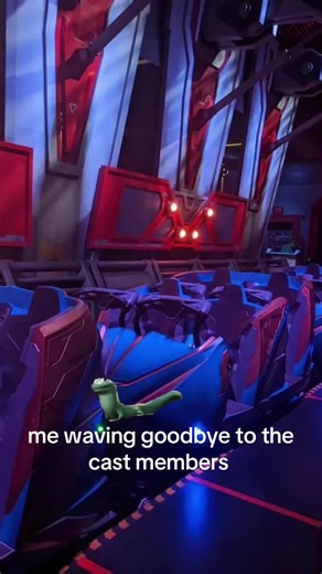 i mean who doesn’t wave goodbye to the cast members!! #disneyworld #guardiansofthegalaxycosmicrewind #fypシ゚viral #relatablememes #lizard