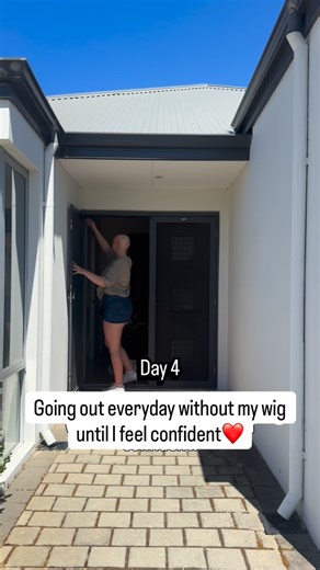 𝗘𝗹𝗹𝗶𝗲 𝗘𝗹𝗹𝗶𝘀 on Instagram: "Day 4 guys 🥹 My my my… did I set myself up today 😂🫣 I already thought I was being brave by heading to my local café. But the second I left the house and saw lawn mower after lawn mower, I realised… it’s a Sunday. 😳 AKA: everyone and their dog was out. The café was so busy. My stomach honestly dropped , I thought I was going to throw up. But something I kept reminding myself was this: People would look at me, then go straight back to their conversation. Th