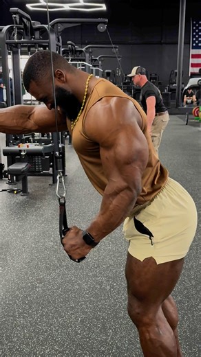 This is how we build triceps —form over everything! Control, focus, and consistency lead to real gains. No shortcuts, just hard work! 💪🏾🔥 #tricepsWorkout #FormMatters #StrengthTraining #NoShortcuts #HardWorkPaysOff #AfricanDiamond | Elie Champion