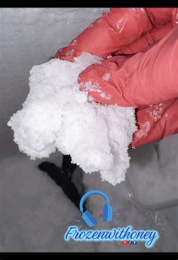 Wall Scrape & Crunchy ASMR Eating Experience