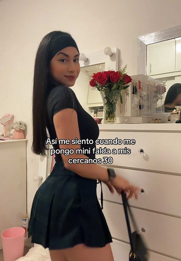 Vibra y Confianza: Chicas con Mini Falda