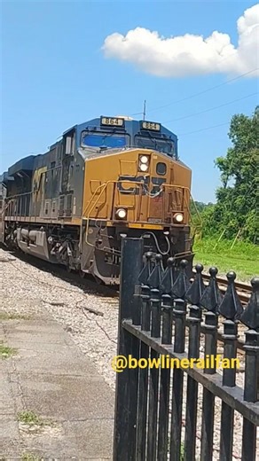 CSX 864 and 5248 Up Close at Old Depot #youtubeshorts #train #railroad #csx #railfan