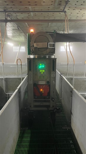 EARL Rouvray 🐖🐷🌾 on Instagram: "🚿 Test en cours : système de lavage robotisé Depuis quelques jours, nous expérimentons un nouveau robot de lavage. Ici, pas de programmation : c’est l’IA qui pilote 👀🤖 🟢 Les points positifs : ✔️ 70 à 75 % de performance de propreté ✔️ Totalement autonome (pas de programmation) ✔️ Portée de 7 m ✔️ Batterie intégrée pour faciliter les déplacements (400 kg quand même !) ✔️ Transmission d’infos par SMS : obstacle, défaut, incident… 🟠 Les points à améliorer : ⏱