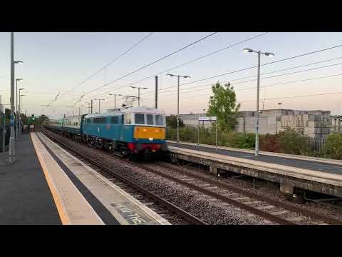 Class 86 E3137 / 86259 passing Biggleswade on a railtour - 04/10/25