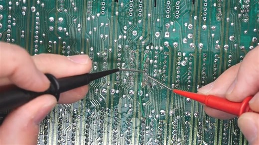 视频中，Adrian's Digital Basement的Adrian尝试诊断和修复一位名叫Brett的观众寄来的康懋达64主板上的故障。前任主人甚至在几乎