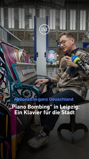 Ein Klavier für alle - das steht jetzt im Leipziger Hauptbahnhof. Grund: Der Verein "Piano Bombing" möchte den Menschen etwas Gutes tun. Vier Wochen stehen die Tasten jetzt im Hauptbahnhof, am Freitag weihte es Samuel Rösch, Sieger von „The Voice of Germany“ 2018, ein. PS: Wir würden uns wohl eher nicht trauen, da zu spielen. Und ihr? ☺️ #Leipzig #Piano #Pianobombing #LVZ #Sachsen | LVZ Leipziger Volkszeitung