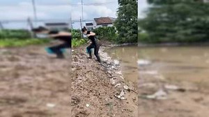 美女太狠了，光脚踩泥上，结局我看着都疼！