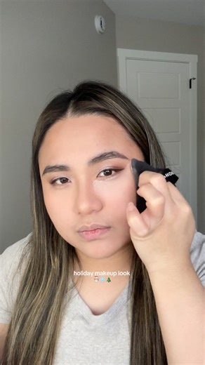 Holiday makeup look 🎄❄️🎅🏼#makeup #makeuptutorial #holidaymakeup #christmasmakeup #wintermakeup