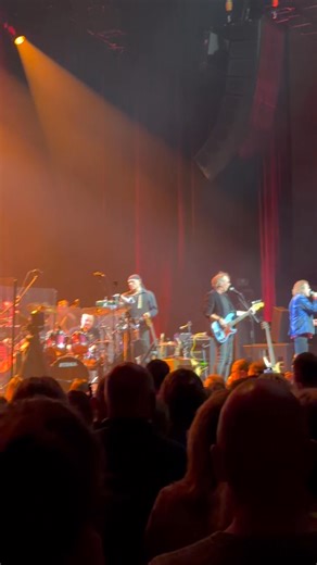 Voor iedere dierbare die niet meer in ons midden is draagt De Kast dit nummer op.❤️ | Gert Datema