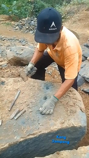 NATURAL STONE Technique for Breaking Stones into Medium Fractions #natural_stone #naturalstone #tradisional_manufacture #back_to_nature #stone_quarry #stone #quarry #tutorial | Kang Jampang