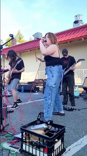 Band performs the Trooper for the first time (Iron Maiden)