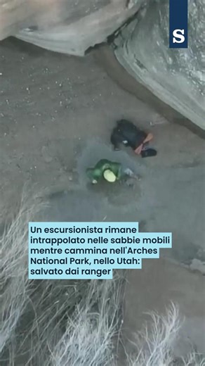 La Stampa on Instagram: "Un escursionista è rimasto intrappolato nelle sabbia mobili mentre percorreva un cammino all'interno dell'Arches National Park, nello Utah. Il terreno ha ceduto all'improvviso e l'uomo è rimasto impantanato con le gambe bloccate nella sabbia mista ad acqua gelida. Ha lanciato l'SOS con il satellitare ed è stato localizzato grazie a un drone: poi sono arrivati i ranger del Parco che lo hanno tratto in salvo con scale e assi di legno. #usa #escursione"