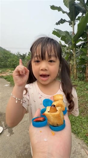 The kind sister poured water for her brother and sister to drink. #funny #food #candy #cute #happy