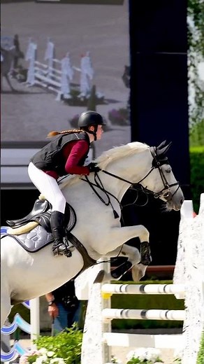 Spectacular Slow Motion Jump: Helite Rider's Graceful Horse Show Performance 😍😍
