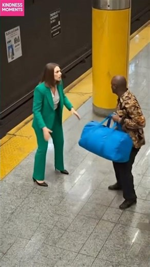 Subway kindness: a helping hand that brightened a stranger’s day. #shorts