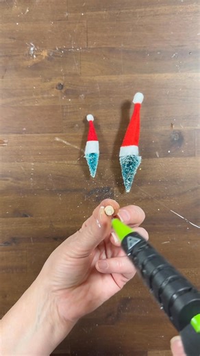 95K views · 939 reactions | Still one of our favorite mini gnome DIY’s for the holiday season! 珞❤️ #DIY #crafter #Christmas #Santa #diy #diyprojects #diydecor #holidayseason #holidaydecor | Gnome & Backyard | Facebook