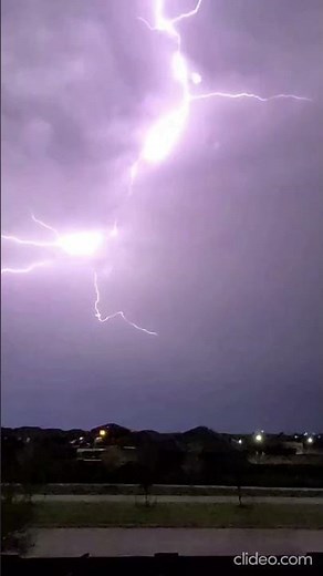 “How Lightning Forms ⚡ | Amazing Science Explained 🌩️”