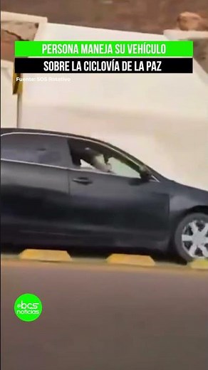 Persona maneja su vehículo sobre la ciclovía de La Paz