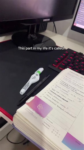 Se llama trabajar siendo freelancer 😭😭😭 #humor #freelancer #communitymanager #graphicdesigner #diseñografico