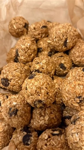 Protein Peanut Butter Balls 樂 Because snacks should taste good and...