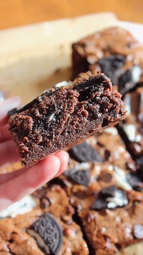 Condensed Milk Oreo Brownies for your weekend bake! These brownies are the ultimate definition of fudgy and gooey. The sweetened condensed milk makes them extra rich and flavourful! It’s got Oreos and chocolate in every bite. Get the recipe linked in my profile or google ‘Taffey bakery condensed milk Oreo brownies’ if you need help, please leave a comment & I’ll message you the recipe directly! 🥰 #baking #brownies #chocolate #chocolatelovers #sweetenedcondensedmilk #condensedmilk #oreos #oreobr