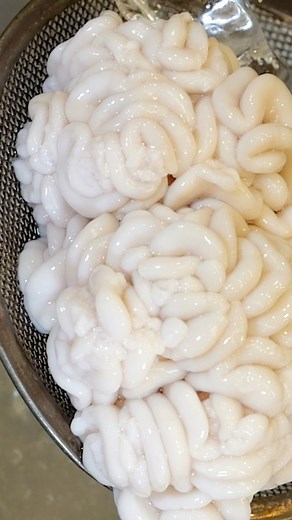 Lightly blanched cod milt, cooled in ice water, then topped with sushi rice, karasumi, and egg yolk. A rich and creamy Shirako Don perfection!! たらの白子をサッと湯がいて氷水で冷やし寿司飯にカラスミ、白子、卵黄をのせて完成！とろける極上白子丼です✨ | Chef Hiro