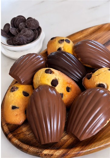 Madeleines fourrés au chocolat 🍫 Hello 💕 Ingrédients : 200g de farine 3 œufs 150g de sucre 50g de lait 1 sachet de levure chimique (8g) Extrait de vanille 100g de beurre • • • • • • • • • • • #madeleines #patisserie #pastrygram #madeleine #nutella