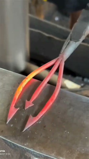 MAKE YOUR OWN! Sharp, Rust-Resistant 3-Bladed Spear (Forging Process) #blacksmithing #metalworking