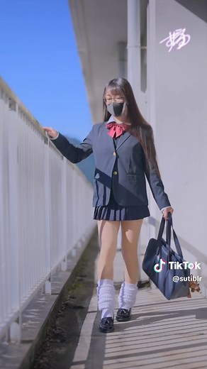 ブレザー制服とミニスカートのファッションスタイル