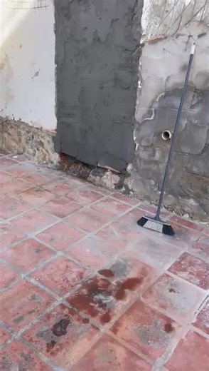 #muro de contención completamente cedido y partido, se procede al relleno para maestrearlo, después se reforzara con mallazo, hormigon, malla ,enfocado, capafina pintura, intercalando contrafuertes armados con gavilla del 12 , bloque H y hormigon#viral #pasiemmmmpreeeee #