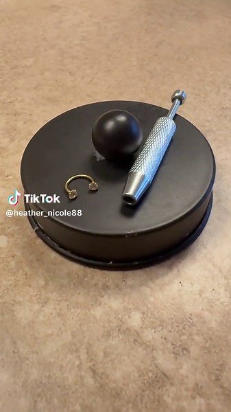 My daughters absolutely obsessed with is cute nose ring!🩷 #noserings #horseshoenosering #blackfridaydeals #blackfridayshopping #giftideas