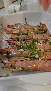 E per la vigilia?🎄 Gamberoni al forno facili e veloci. Gamberoni, prezzemolo, aglio, olio, vino b., sale e pepe in forno a 180° per 15 minuti. 👍😋 #gamberoni #gamberonialforno #menuvigilia #ricettetestate | Ricette Testate