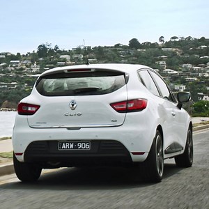 Stand out in style with 17” alloy wheels and LED daytime running lights. | Renault Australia