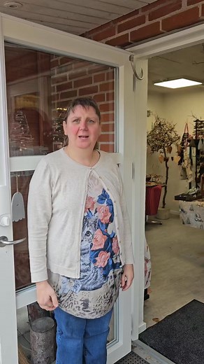 Den lille Butik er pyntet til jul og klar til at få besøg af dig.🎅🤶 Vi har åben alle hverdage fra kl 10.00 til 14.00. 🎄 Torsdag den 13. og onsdag den 19. november holder vi åben til kl. 17.00. Vi ses på Tingvejen 387. 7200 Grindsted | Den lille butik