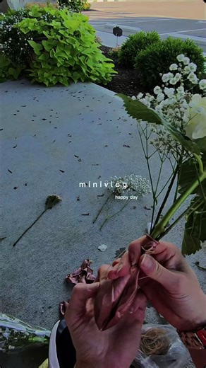 Always add flowers! #flower #flowerdecor #flowerdecoration #balloonartistoftiktok