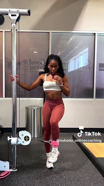 Replying to @DaphneColynn Cable clamshell tutorial for the capital P glute look 😌