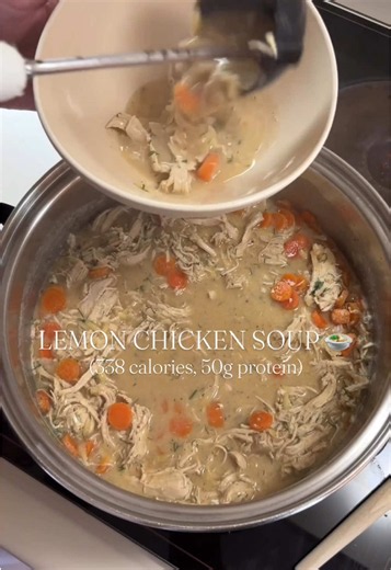 The BEST lemon chicken soup, perfect for soup season and perfect for your weight loss journey 🍋 It’s only a few ingredients, and it’s high protein AND low calorie. This recipe will make about 5-6 servings depending on your portion size. Calories & Maros: 5 servings - approx. 406 cals (16.6g carbs / 9.3g fat / 60.5g protein) 6 servings - approx. 338 cals (13.8g carbs / 7.8g fat / 50.4g protein) Ingredients: 105g diced baby carrots 30g white onion 12g minced garlic 5g fresh dill Lemon juice from 