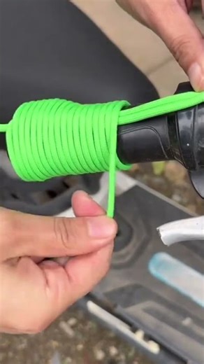 the process of installing a rope or wrapping it simply around the motorbike handlebars